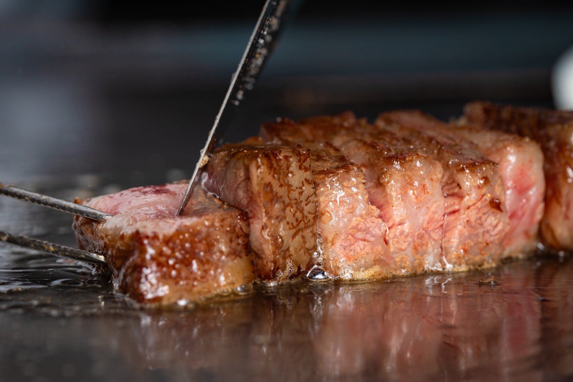 淡路島の夜は鉄板で焼けるお肉の香り、朝はバターの香り
シェフが目の前で焼き上げる、淡路牛フィレと黒毛和牛ロース
6名様まで1室「THE GOAT AWAJI」の1泊2食付き
