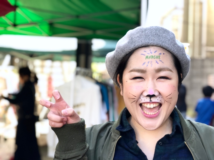 フェイスメイクでポーズ!