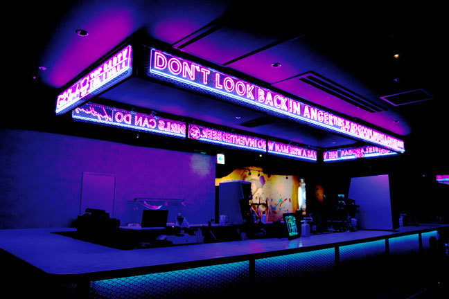 色鮮やかなネオンが光る360°アイランドバー