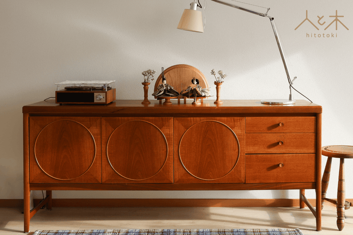 ミッドセンチュリーやアンティークモダンのインテリアと共に