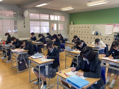 大阪信愛学院中学校での英語の授業の様子