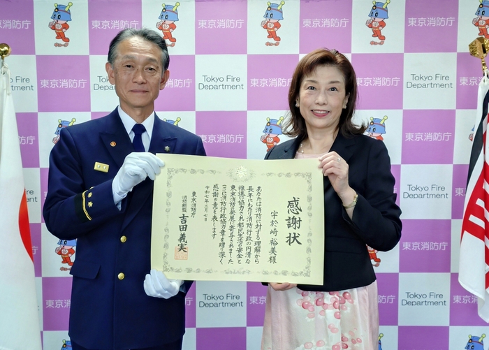 感謝状贈呈の様子(左:横山校長、右:宇於崎)