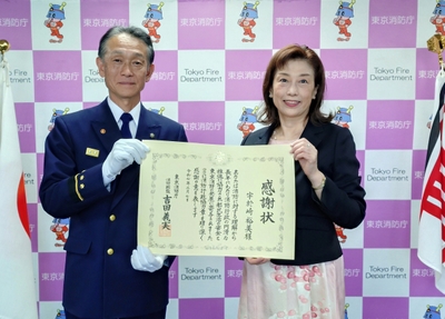 感謝状贈呈の様子(左：横山校長、右：宇於崎)
