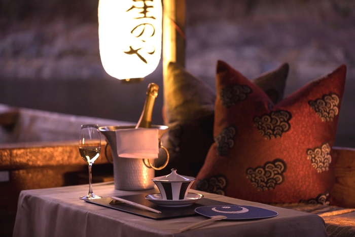 【星のや京都】プライベート鵜飼鑑賞船・船内1