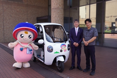 伊勢原市のゆるキャラ　クルリン(左)ビベルCOCO　はぎわら鉄也氏　鈴木俊介氏
