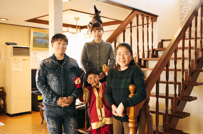旅館おぎた（左：こんのでんき代表、右：3代目女将荻田美枝子）