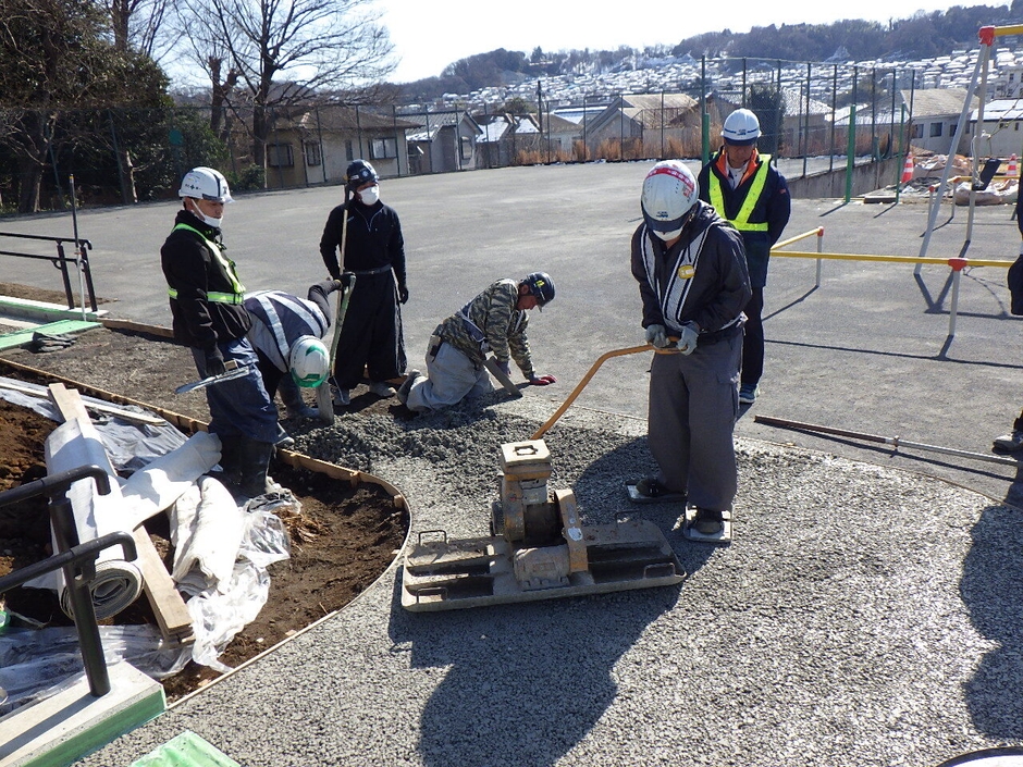 写真3：CP透水性ポーラスコンクリートを施工する様子