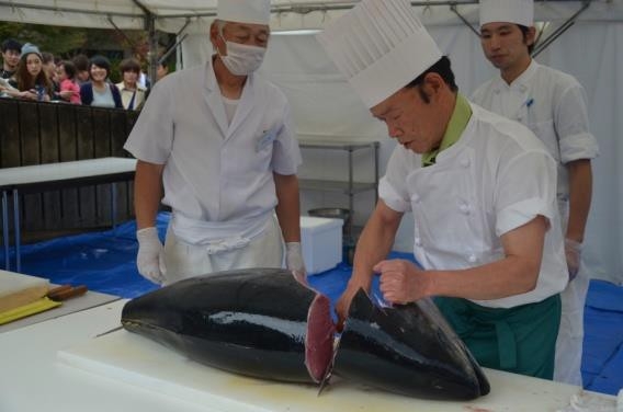マグロ解体ショーの様子(昨年)