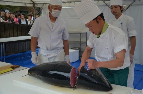 マグロ解体ショーの様子（昨年）