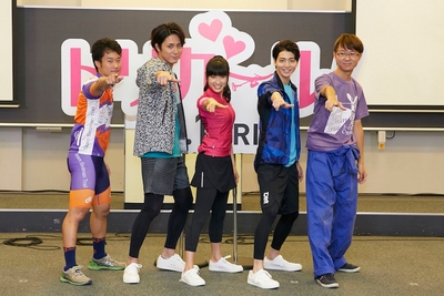 左から重松諒さん(TBTパイロット／工学部機械機能工学科 3年)、間宮祥太朗さん、土屋太鳳さん、高杉真宙さん、池端純一さん(TBT代表／工学部機械機能工学科 3年)
