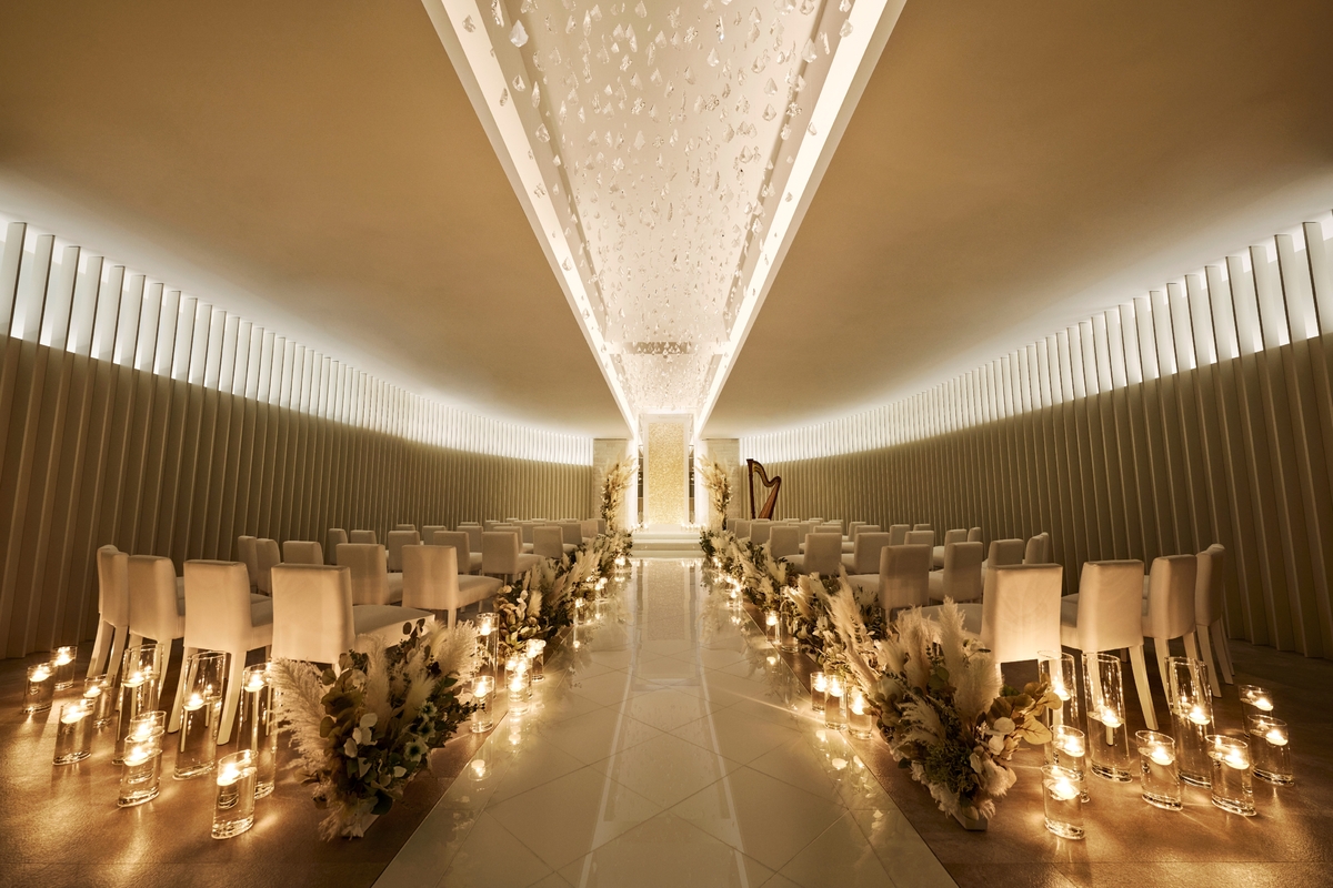 おしゃれな迎賓館を貸し切りに！クリスタルきらめくチャペルでサプライズ・プロポーズ