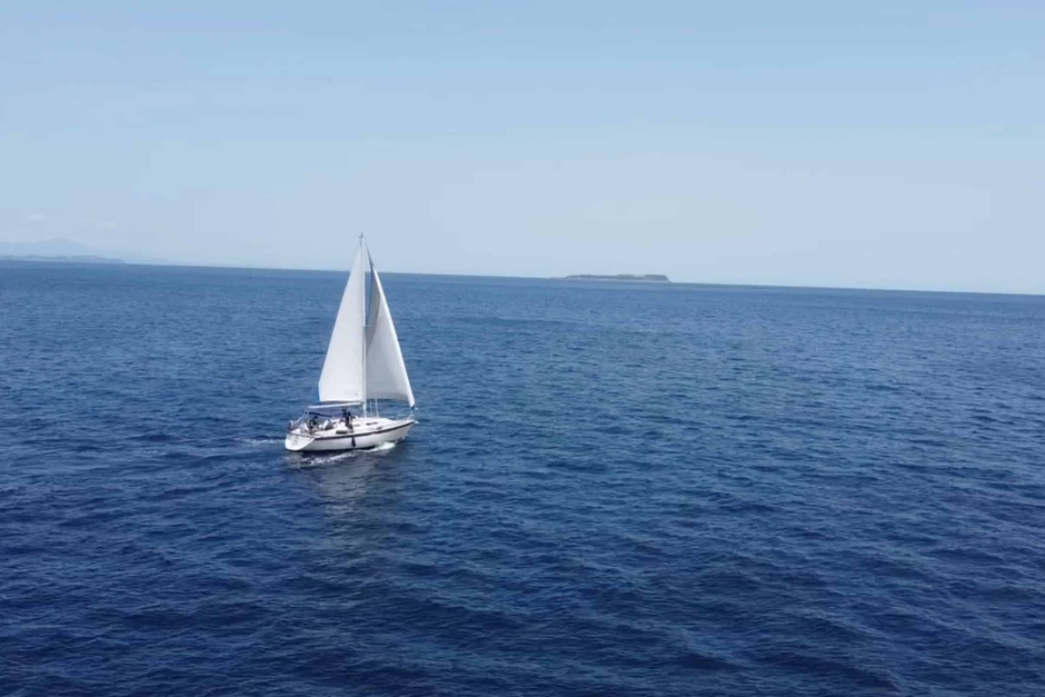 帆に風を受けてすすむヨット