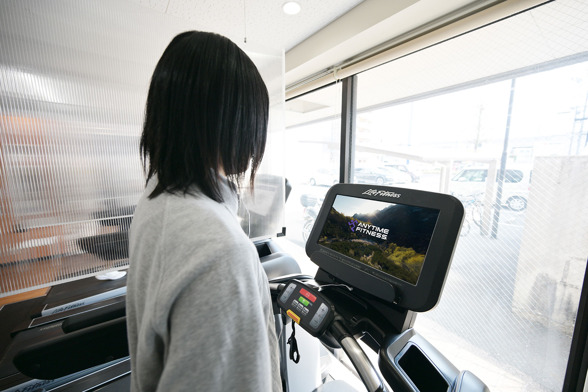 【HEALTHIER MAGAZINE（ヘルシアマガジン）】24時間年中無休フィットネスジム「エニタイムフィットネス」のウェブマガジン更新中！＜動画 ✕ ウォーキングで楽しく脂肪燃焼　ながらウォーキングのススメ＞