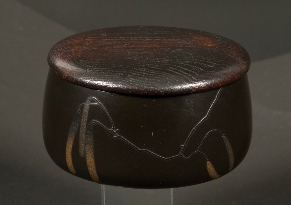 Photo.14　やしゃぶし蒔絵たばこ壺