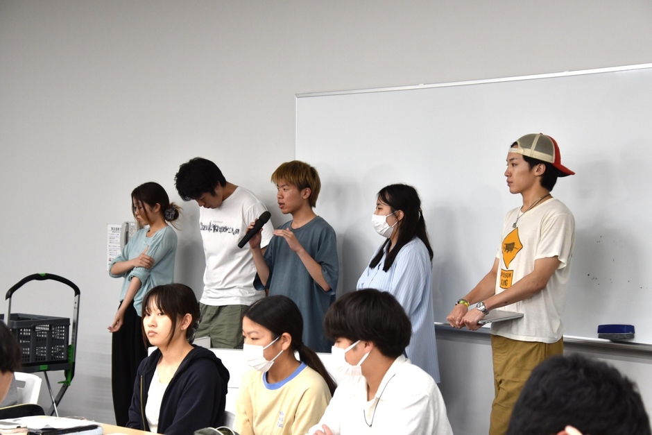 質問に答える学生