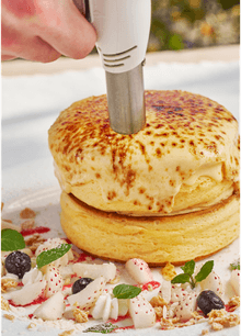 表面をブリュレする演出をお客様の目の前でお届け