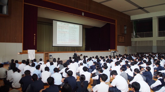 近大附属和歌山高校・中学校が人権教育講演会を実施 全校生徒が「外国人の人権」を学び、共生社会の実現をめざす