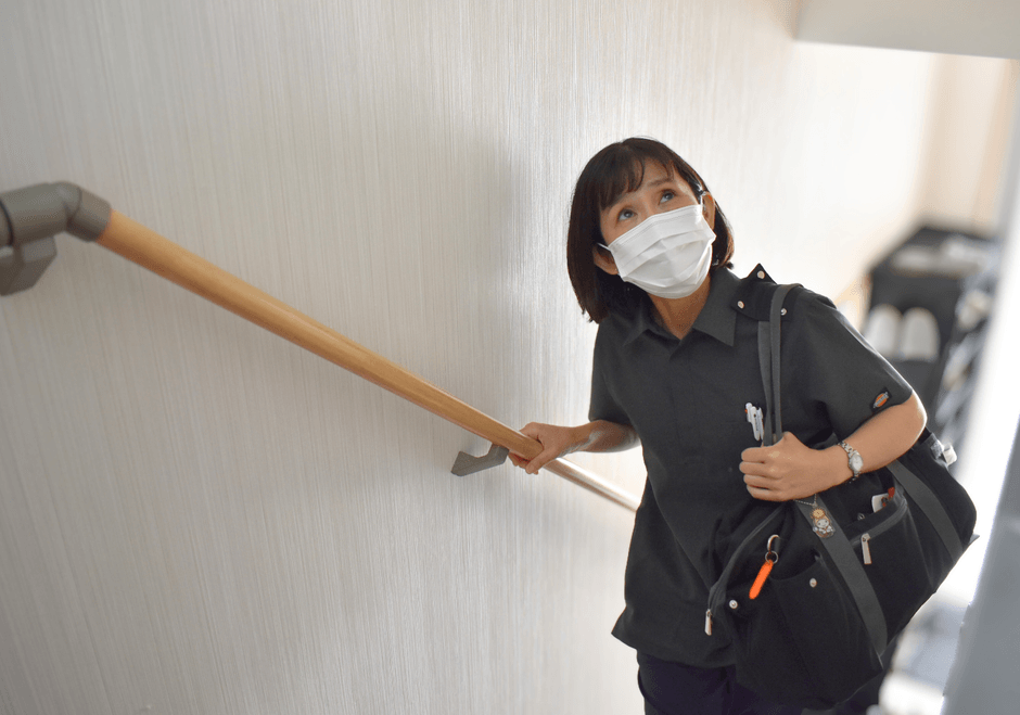 利用者様のもとへ向かう訪問看護師。一人ひとりの暮らしに寄り添うため、地域へ足を運びます。