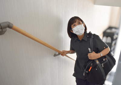 利用者様のもとへ向かう訪問看護師。一人ひとりの暮らしに寄り添うため、地域へ足を運びます。