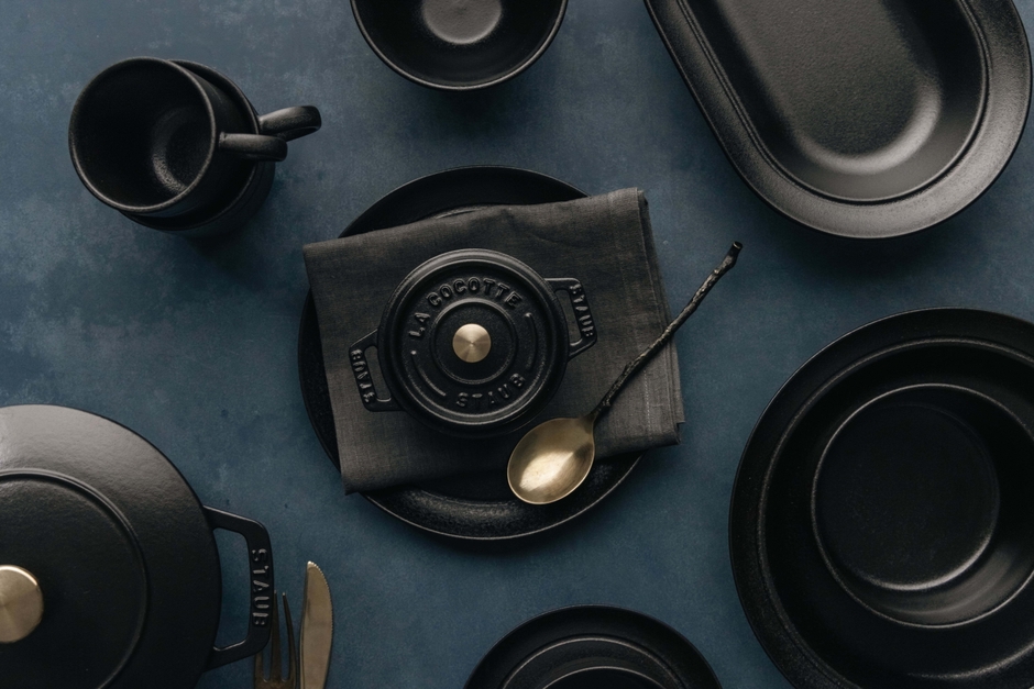 ダイニングライン「マットブラック」×鋳物ほうろう鍋の定番カラー「ブラック」