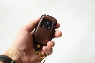 シルバー＆革アクセサリー　AJINAより トヨタ　ヤリス(YARIS)対応のスマートキーケースが発売！ 　～イタリアの革ブッテーロ製～