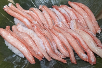 地魚中心の季節料理のお店でもカニの握り寿司が提供される(実際に提供されるメニューとは異なる場合があります)