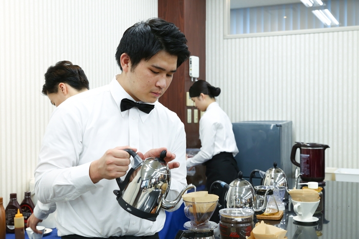 一杯一杯学生が丁寧にドリップします