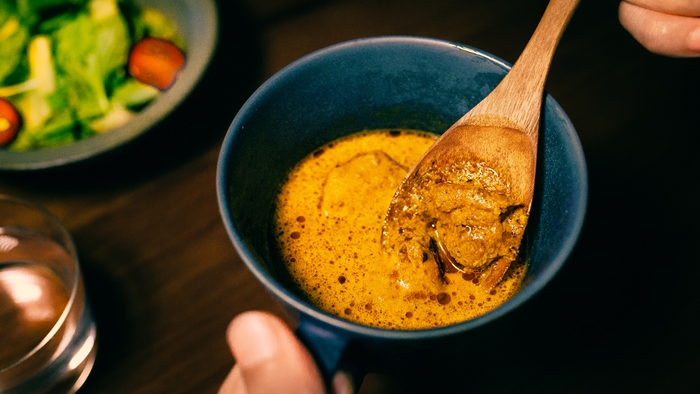 「22時のカレー(よるくち)」は、マグカップで召し上がっていただくことをオススメしています