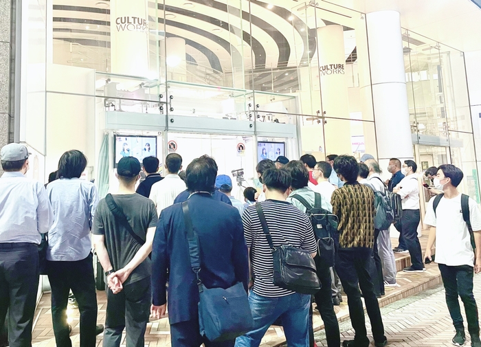 スタジオの外には人だかりができる