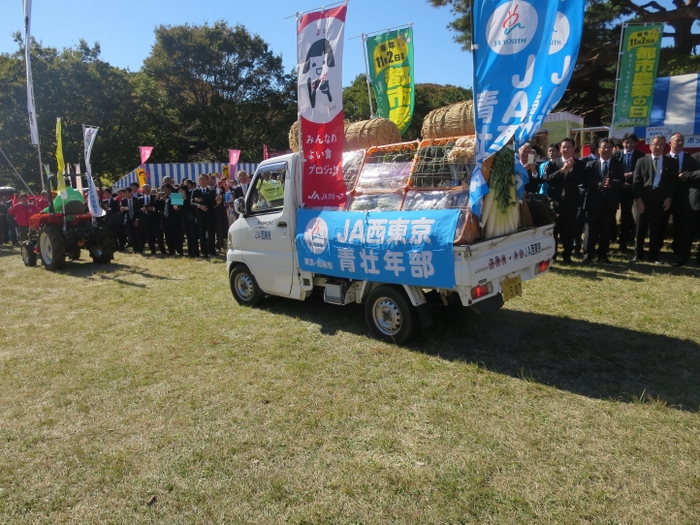 花デコ軽トラパレードの様子