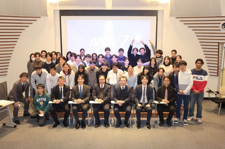 プレゼン後、審査員と参加者全員で記念撮影