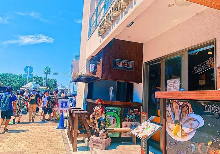 海を感じるオシャレな店内