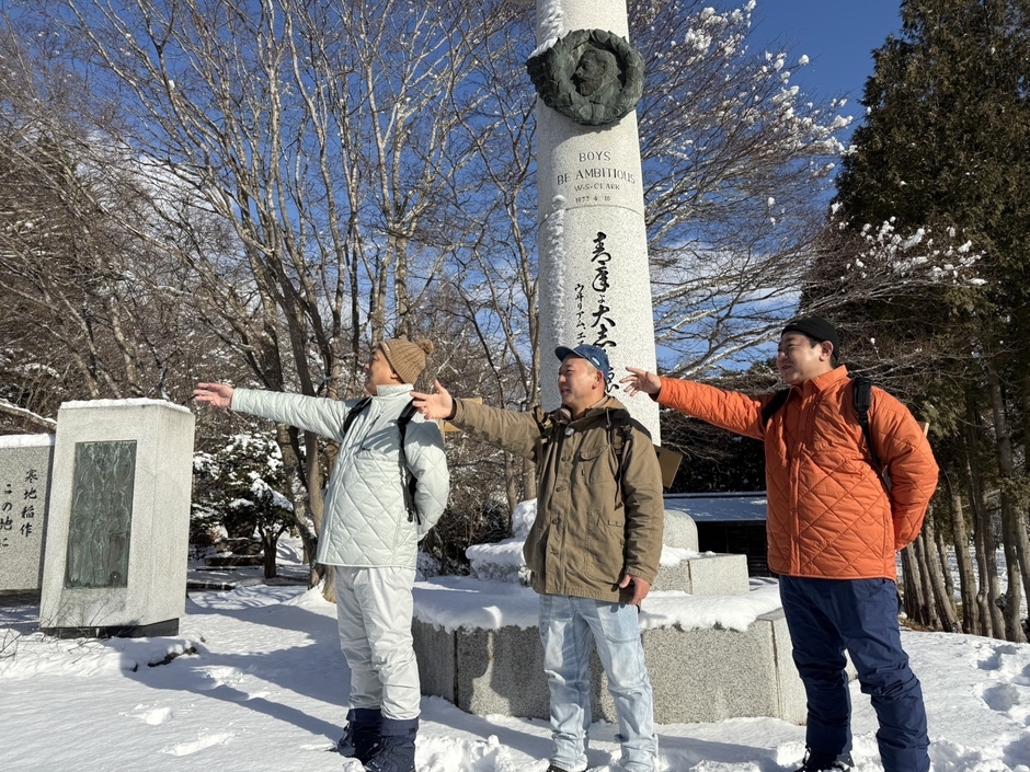 クラーク博士のポーズをとる３人（左から長谷川、西村、渡辺）