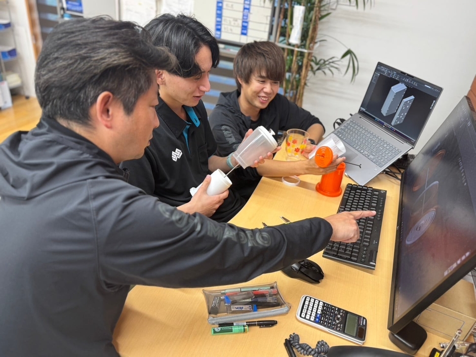 復刻する箸立ての設計をするSWANY（スワニー）のメンバー