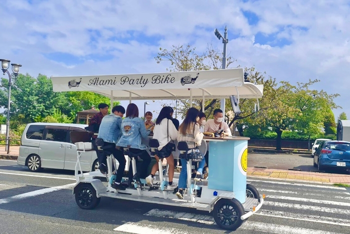 海沿いを走るパーティーバイク