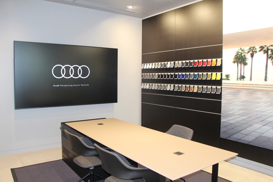 CPL:Customer Private Lounge 最新デジタル技術で車両のプレゼンテーションが可能