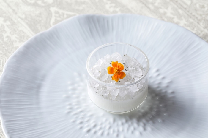 アーモンドのブラン・マンジェ エルダーフラワーとマジョラムのグラニテ