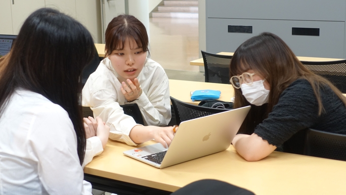 今年度の学生によるメニュー検討の様子