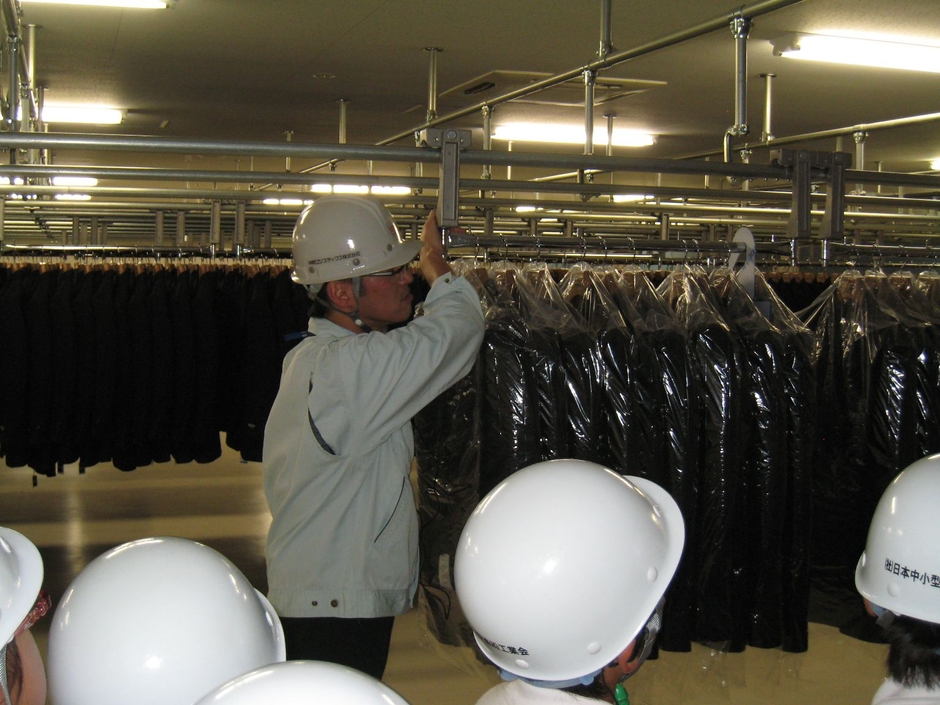 指1本で、スーツのかかったレールを動かせます!