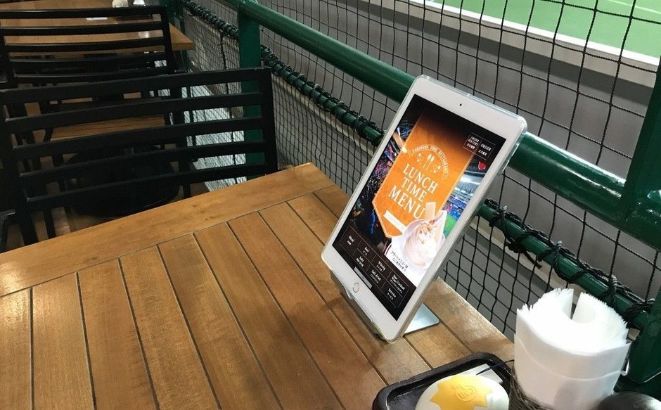 テラス席のオーダー端末