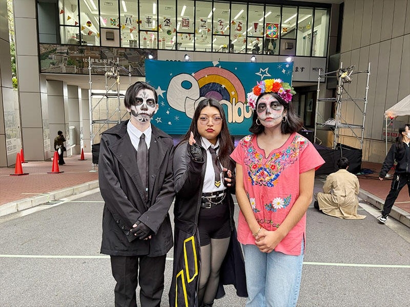 大学祭でメキシコの友人と。メキシコの伝統文化である「死者の日」と同じ、ガイコツのメイクをしました(マイテ)
