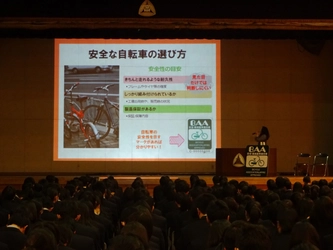 ＜自転車の安全利用促進委員会レポート＞ 交通事故が最も多い12月。 学生による自転車事故も相次いで発生！ 船橋法典高等学校で全校生徒696名を対象に交通安全教室を実施。 加害者にならないためには、 メンテナンスと事前の危険予測が最も重要！