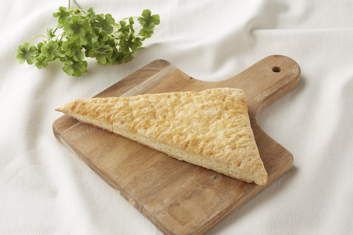 お得な価格で、満足な食べ応え!「バター香るビッグ三角パイ」4月16日(火)新発売