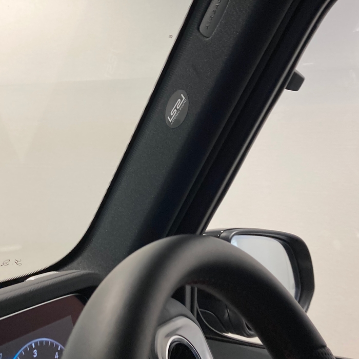 右Aピラー(ステッカーは撮影用マーカー)