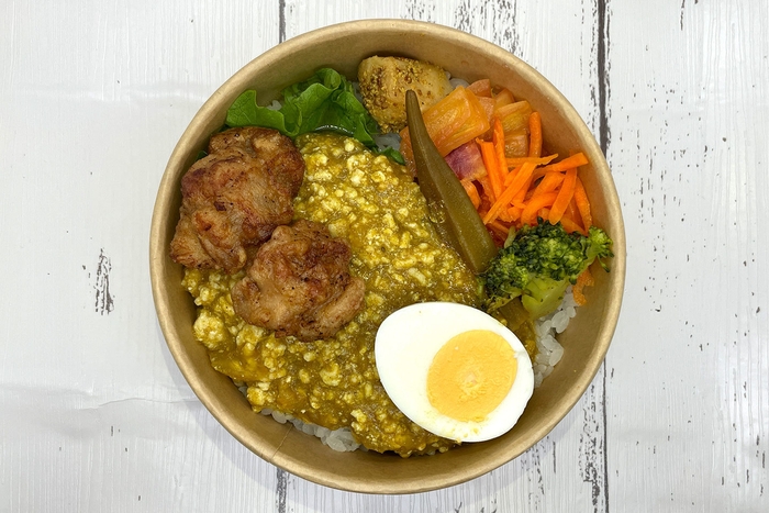 鶏の唐揚げとドライキーマカレー(ドライなカレーが好き。)