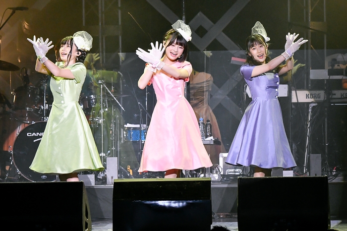 岸本萌佳(中央)・松浦愛弓(左)・夏吉ゆうこ(右)