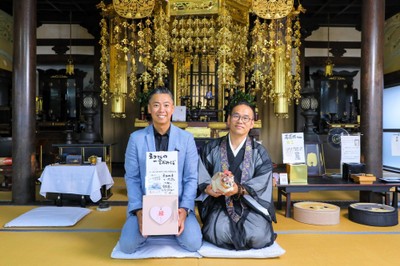 ネコ坊主こと専念寺25代目住職 籔本正啓氏(右)と『私の哲学』編集長 杉山大輔