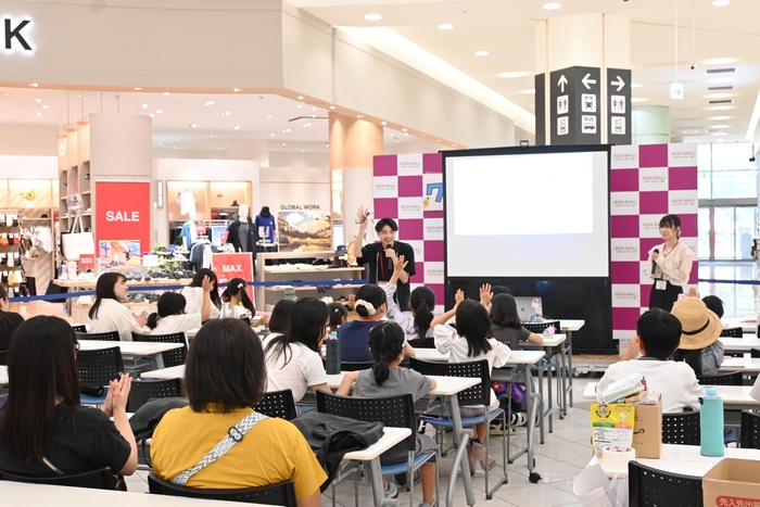 モール内の探検を終え、全体で振り返り