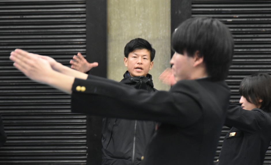 最終確認する梅田氏（奥側）