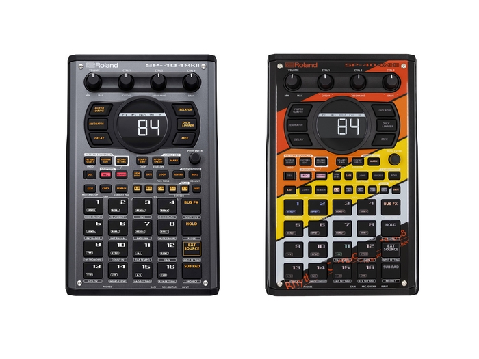 「SP-404MKII」(左)と、購入者特典オリジナル・デザインのフェイスプレートを装着した「SP-404MKII」(右)